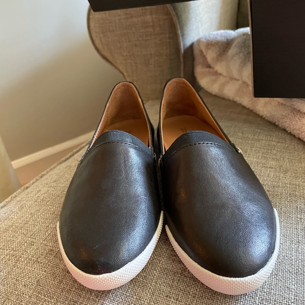 New in box Frye Melanie slip on sneaker
